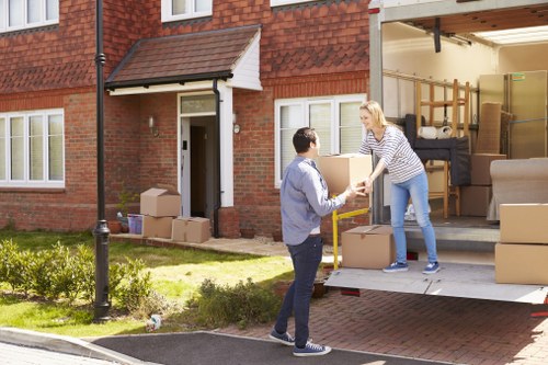 Man With Van Canary Wharf pricing for apartment moves and transparent quotes
